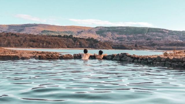 Dos bañistas en unas termas de Galicia.