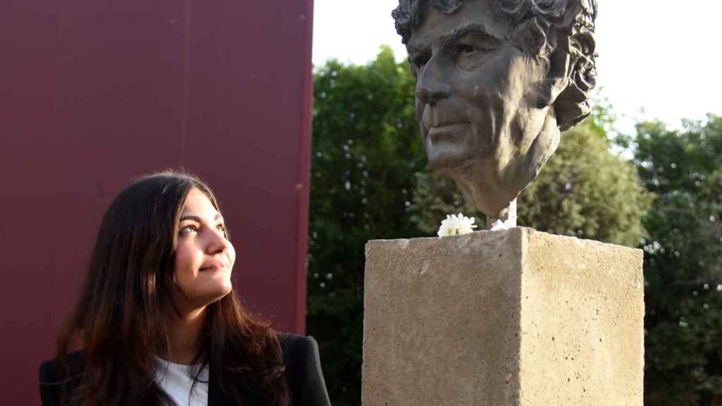 Andrea Quintero, hija del fallecido presentador, en la inauguración del busto de su padre en Huelva.