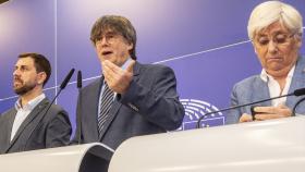 Los fugitivos de la Justicia Toni Comín y Carles Puigdemont, junto a Clara Ponsatí, el pasado 5 de julio en el Parlamento Europeo.