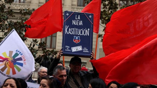 Una 'constitución' de cartón con el apellido de José Antonio Kast y una esvástica, esta semana en Santiago.