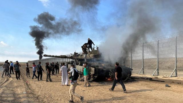 Los palestinos celebran la quema de un vehículo militar israelí
