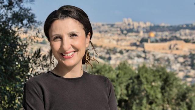 Fleur Hassan-Nahoum, vicealcaldesa de relaciones exteriores, desarrollo y turismo de Jerusalén, sonríe en su ciudad.