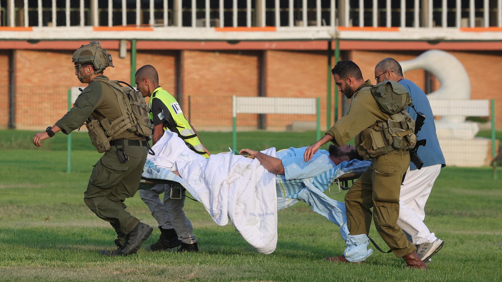 Un herido por los atentados en la ciudad de Beerseba (sur) es trasladado a un hospital de Jerusalén, este domingo.