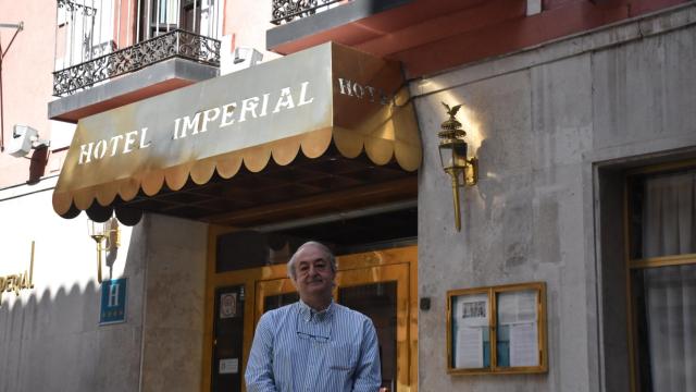 José Luis Abellán, dueño y gerente del Imperial, a las puertas del hotel