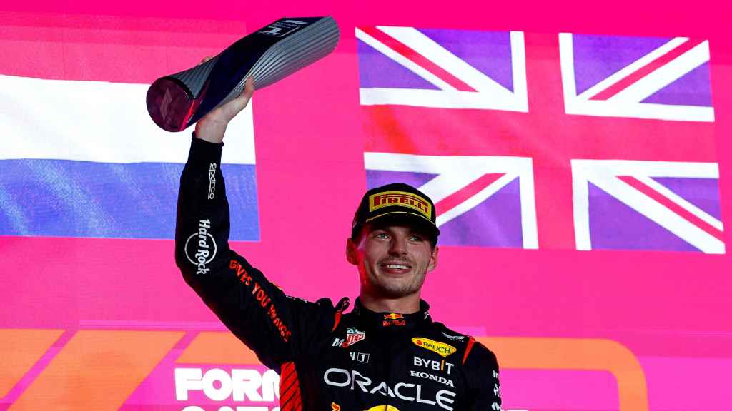 Max Verstappen levanta el trofeo de campeón en el Gran Premio de Qatar.
