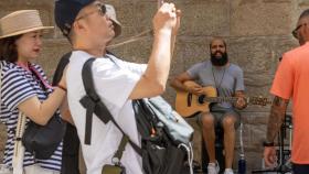 Turistas en Toledo se protegen del sol.