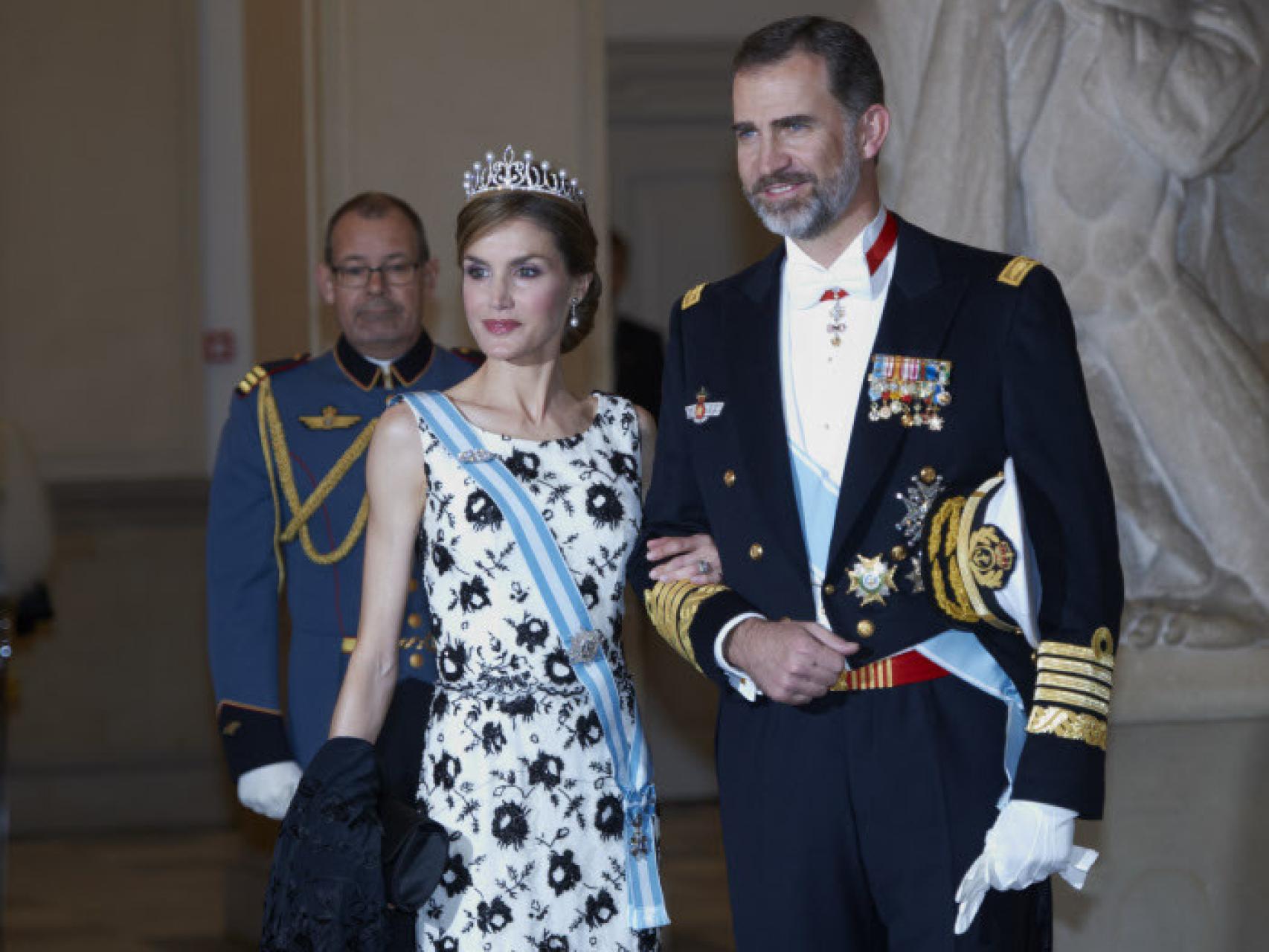 El rey Felipe y otros 'royals' que lucen con orgullo el uniforme