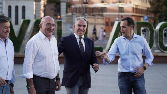 El secretario autonómico del PP, Francisco Vázquez, el alcalde de Valladolid, Jesús Julio Carnero, el coordinador general del partido, Elías Bendodo y el presidente del PP de Valladolid, Conrado Íscar, este lunes en Valladolid.