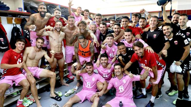 El equipo celebra en el vestuario la victoria ante el Huesca que rompe la racha de 40 días sin ganar.