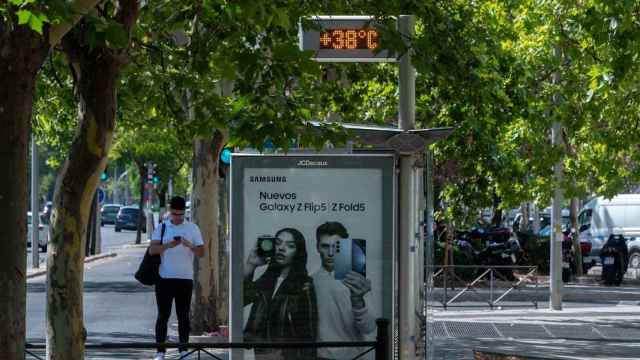 El termómetro de una parada de autobús marca 38 º C.
