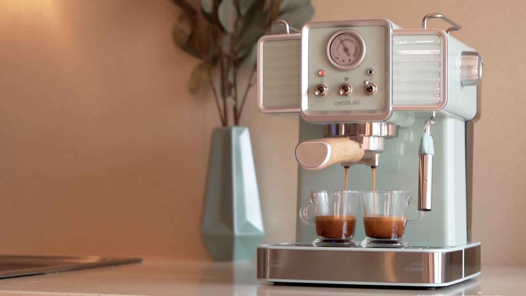 Adiós a las cápsulas Nespresso: Carrefour vende esta cafetera retro de 20  bares de presión