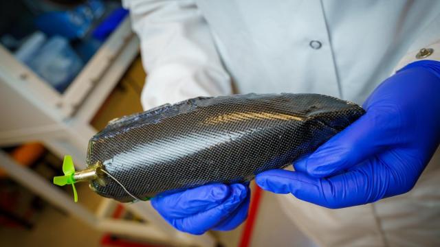 El casco de un pequeño barco cubierto de material supercondensador