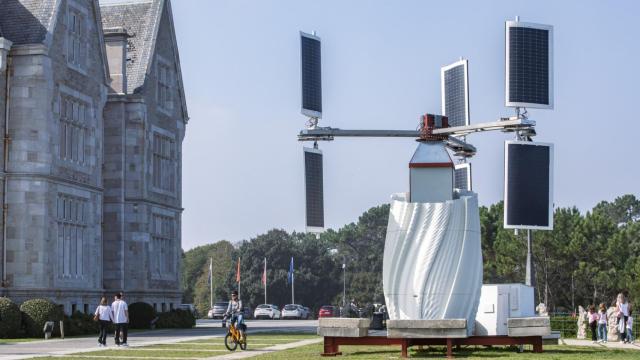 El aerogenerador Soleolico junto al Palacio de la  Magdalena de Santander.