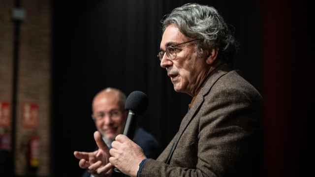 El escritor Andrés Trapiello conversa con el ex vicepresidente de Castilla y León, Francisco Igea, en un acto el pasado febrero de 2022.