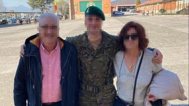 Imagen de Alfredo junto a dos de sus familiares.