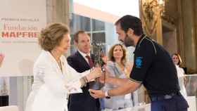 La Reina Doña Sofía entrega el Premio al Mejor Proyecto por su Impacto Social de la Fundación Mapfre a  la Unidad de Intervención en Tentativa Suicida (ITS) del Cuerpo de Bomberos del Ayuntamiento de Madrid.