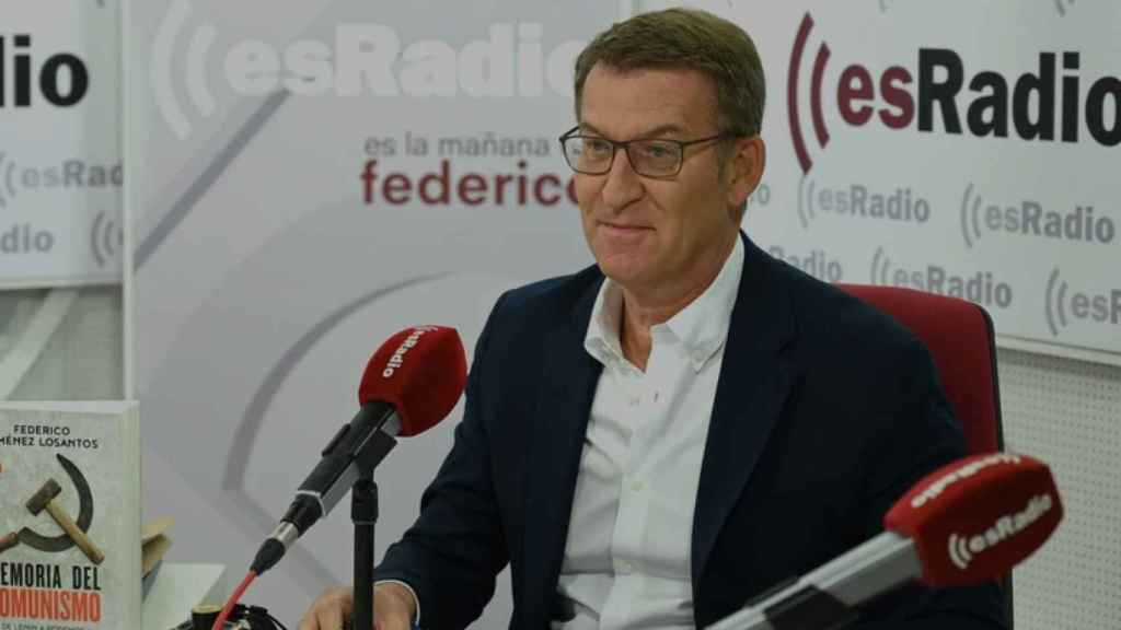 El líder del PP, Alberto Núlez Feijóo, este martes en los estudios de EsRadio.