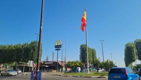 La bandera de España ha sustituido a la de Talavera en la rotonda de la Avenida de Madrid con motivo del 12-O