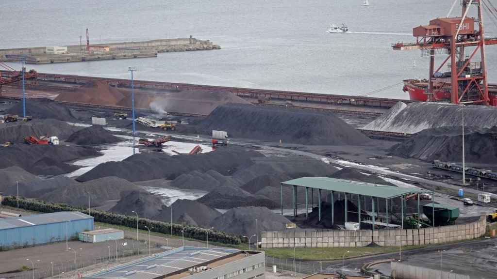 Almacén temporal de carbón en el puerto de El Musel (Gijón).