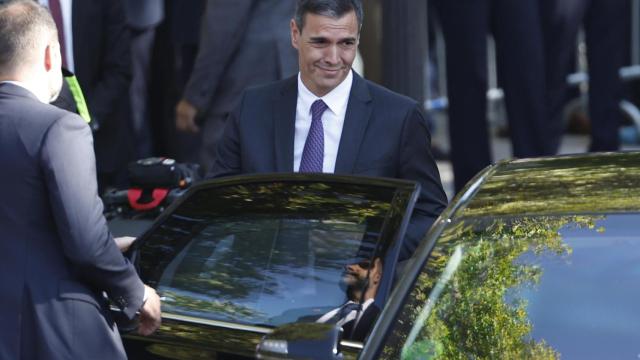 Pedro Sánchez a la salida del desfile del Día de la hispanidad