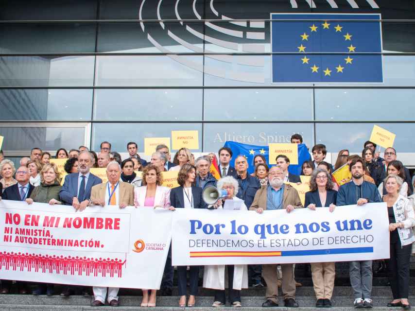 Teresa Freixes lee un comunicado ante el Parlamento Europeo en defensa de la democracia, este jueves, Día de la Hispanidad. A su lado, el filósofo Fernando Savater  y  varios eurodiputados de Ciudadanos y del PP.