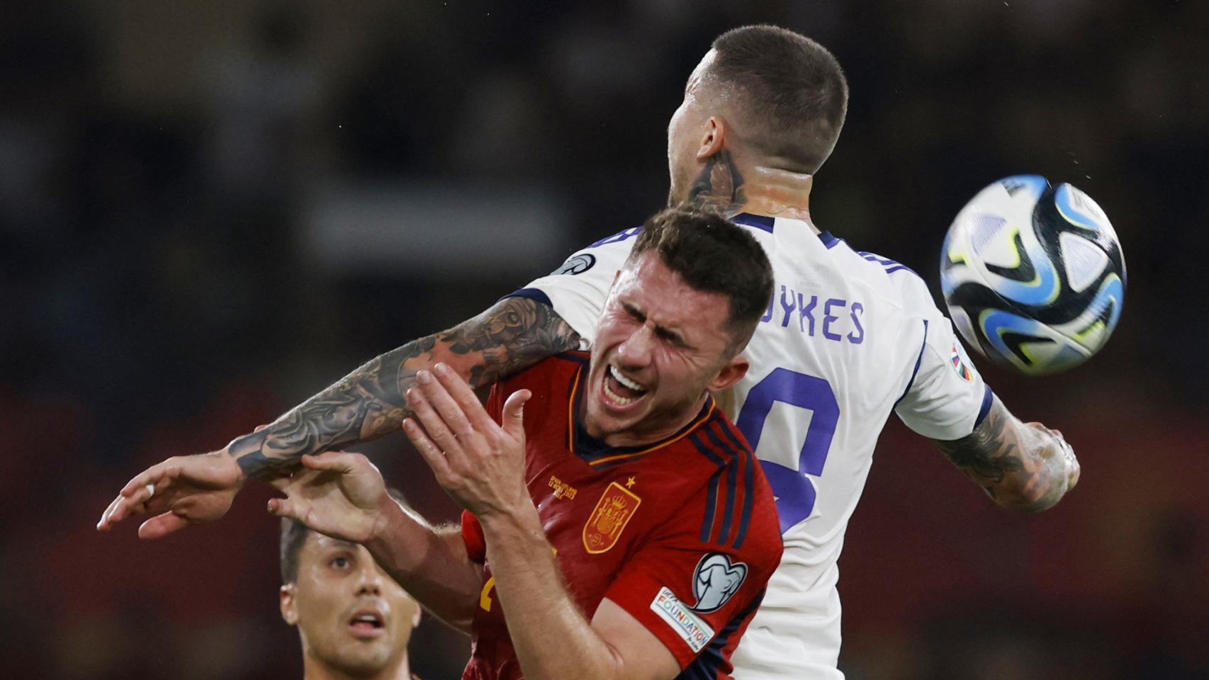 Laporte pelea un balón por alto