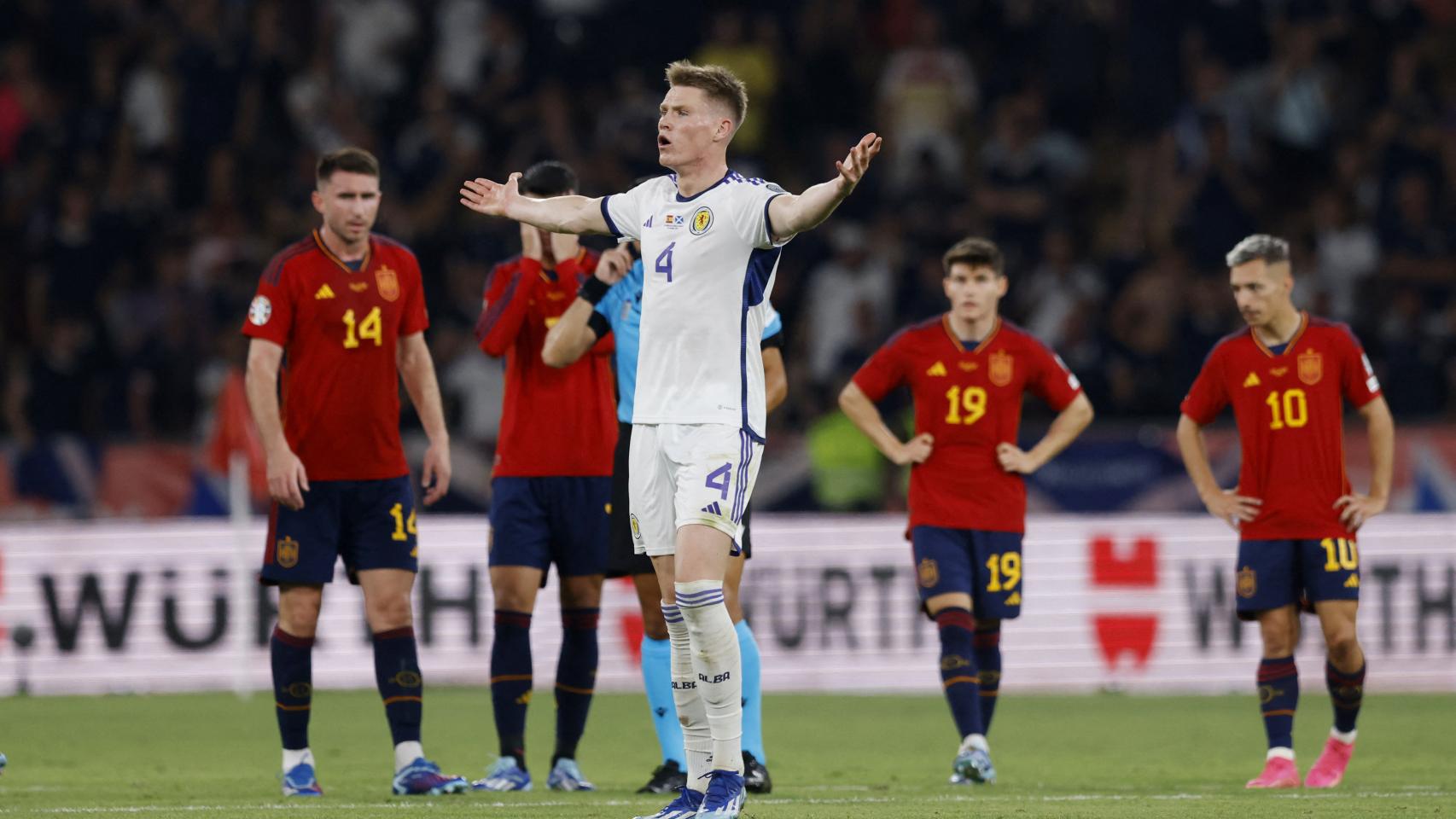 McTominay protesta tras anularse su gol frente a España