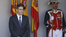 Pedro Sánchez en el palco de autoridades durante el desfile.