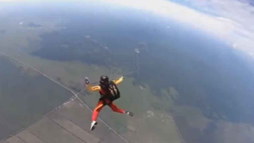 Una mujer salta sin abrir el paracaídas y le salvan la vida.
