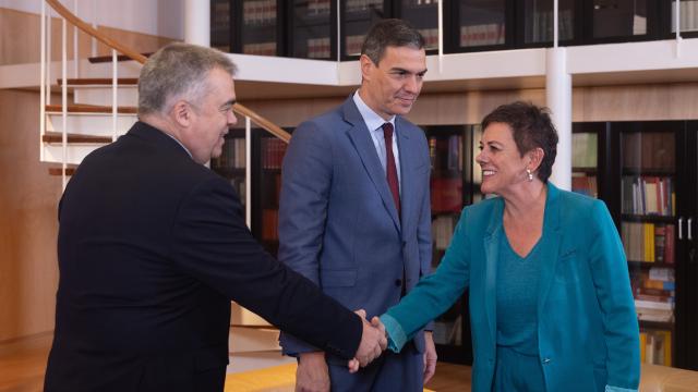 Mertxe Aizpurua saluda a Santos Cerdán, secretario de Organización del PSOE, en presencia del presidente del Gobierno, Pedro Sánchez, en el Congreso de los Diputados, este viernes.