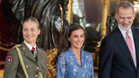 Leonor y los reyes durante el besamanos en la Fiesta Nacional.