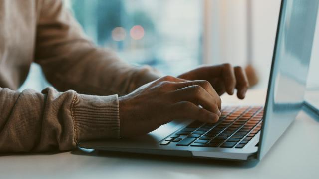 Un hombre consulta su ordenador en la oficina.