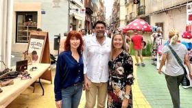 El alcalde de Alicante, Luis Barcala, junto a la concejalas de Comercio y Acción Social, Lidia López y María Begoña León.