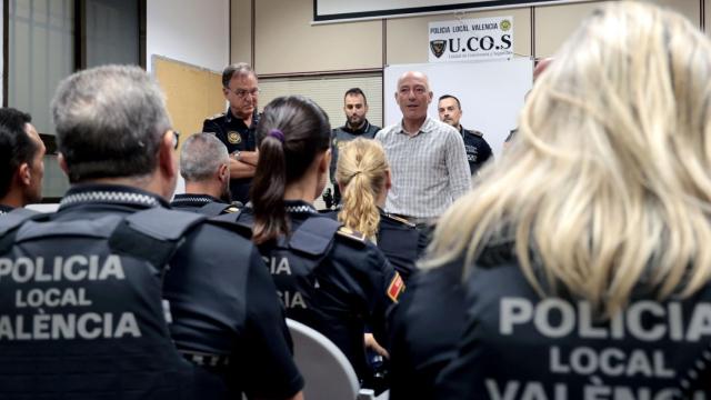 El concejal de Seguridad y Movilidad, Jesús Carbonell, con agentes de la Policía Local del turno de noche. EE