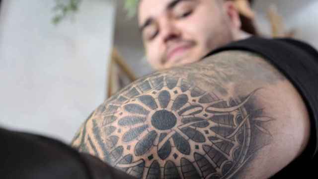 El DJ Eric García, muestra el tatuaje del rosetón de la Catedral de León que le realizaron en All Street Barber & Tattoo Studio de la capital leonesa