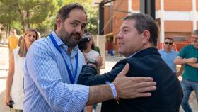 Emiliano García-Page y Paco Núñez se saludan en una imagen del pasado mes de julio