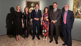 Carlos Velázquez e Inés Cañizares, junto a otras personas, en la exposición 'El Greco. Un pintor en el laberinto' de Milán