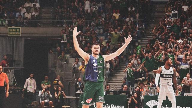 El Unicaja somete al Joventut y firma su primera victoria en el Carpena.