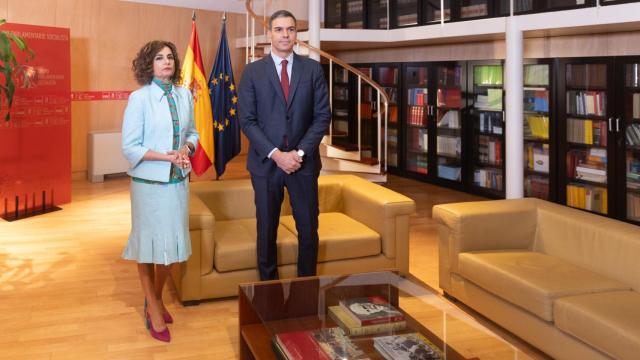 La ministra de Hacienda y Función Pública en funciones, María Jesús Montero, y el presidente del Gobierno en funciones, Pedro Sánchez, durante su ronda de contactos.