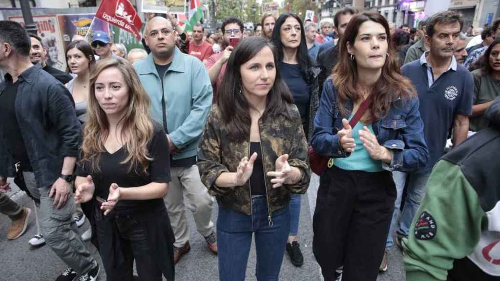 La secretaria general de Podemos, Ione Belarra, junto con Isa Serra en la manifestación