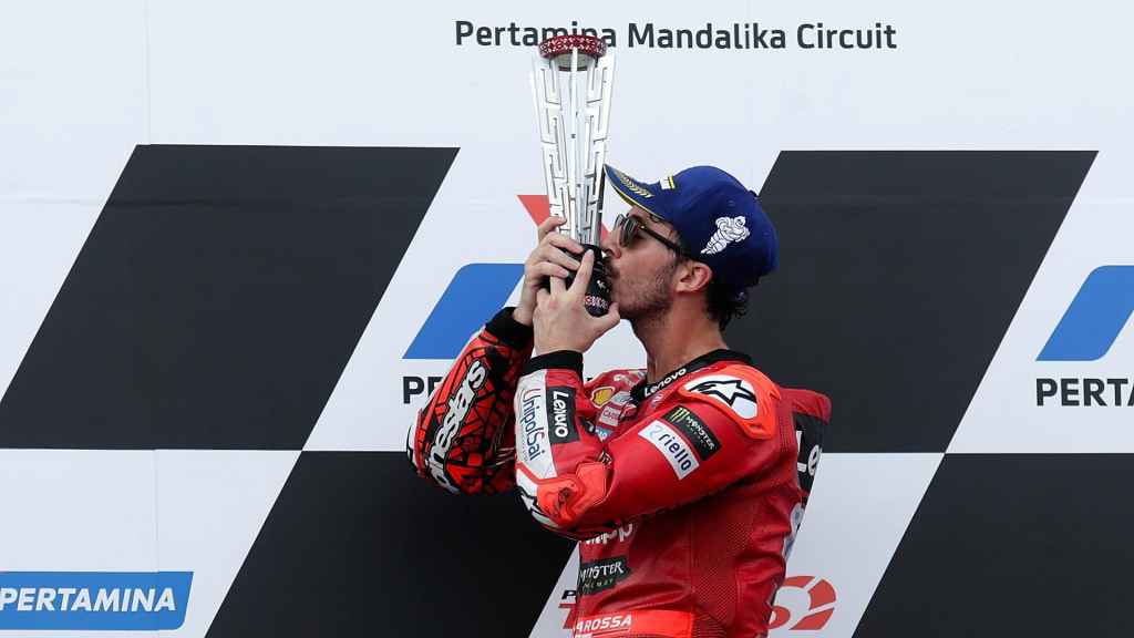 Pecco Bagnaia celebra su victoria en el GP de Indonesia, en el circuito de Mandalika.