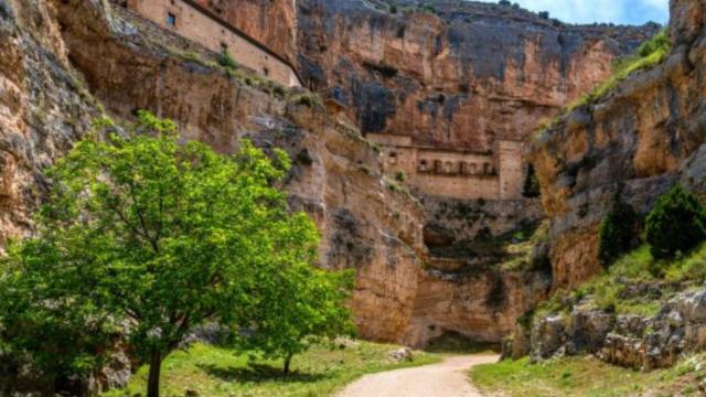 La espectacular ruta en Zaragoza que te lleva hasta un santuario incrustado entre rocas