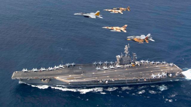 USS Dwight D. Eisenhower atravesando el Estrecho de Gibraltar em 2021