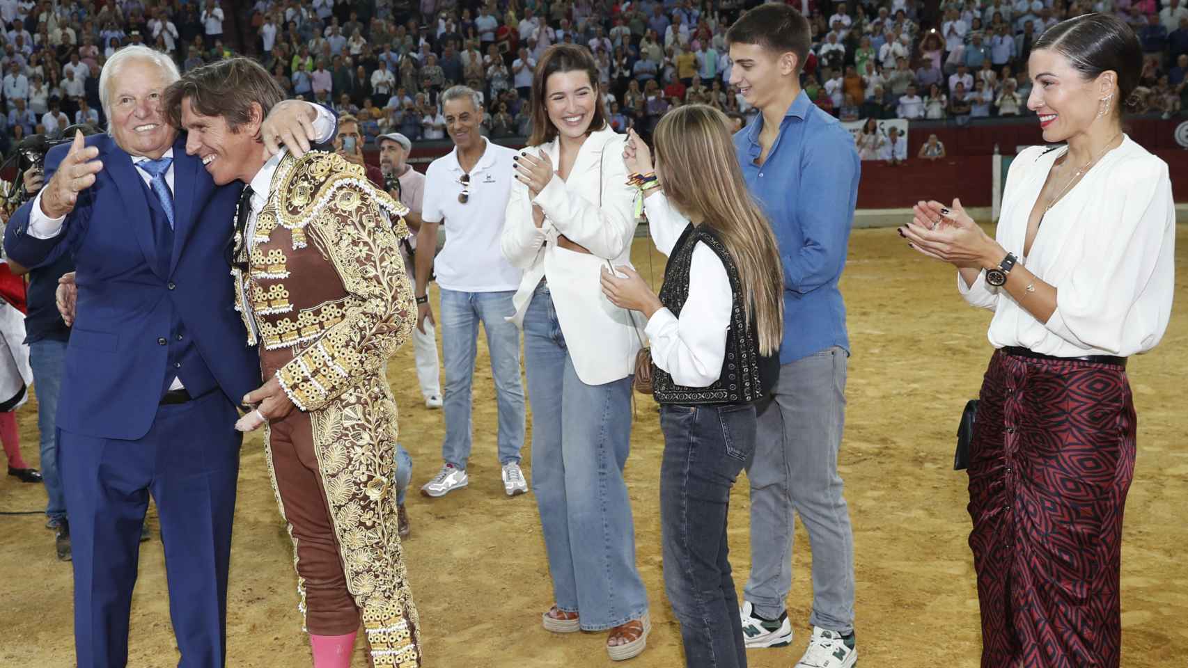 Manuel Díaz 'El Cordobés', arropado por su familia, en su adiós a los toros.