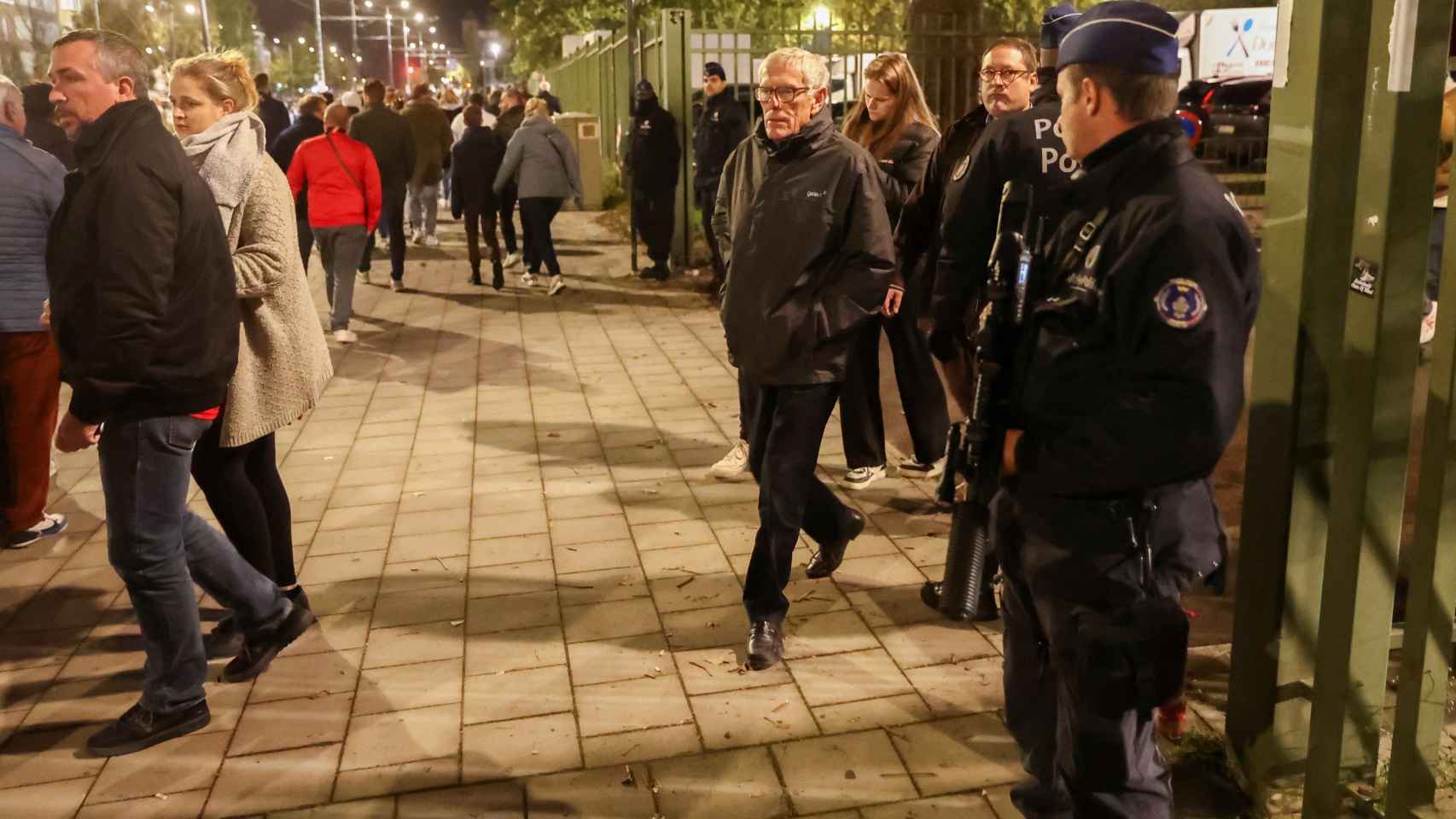 Aficionados evacuados del estadio de Bruselas tras el atentado
