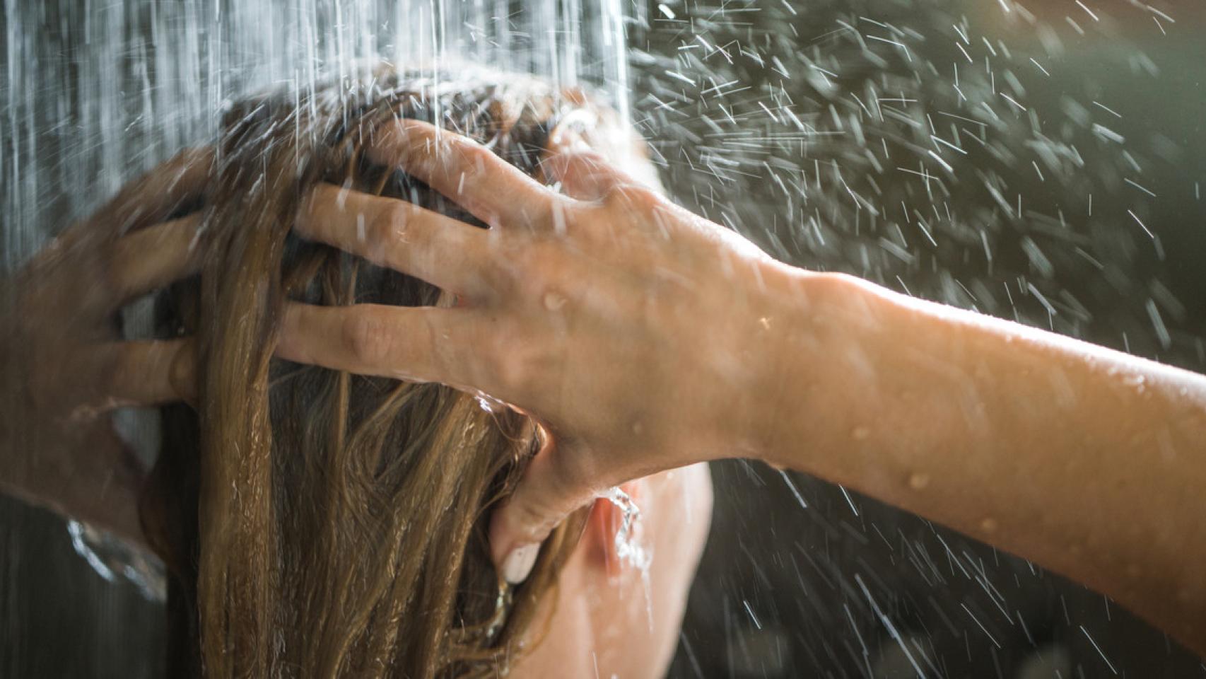Así es cómo tienes que lavar el pelo para aumentar su crecimiento