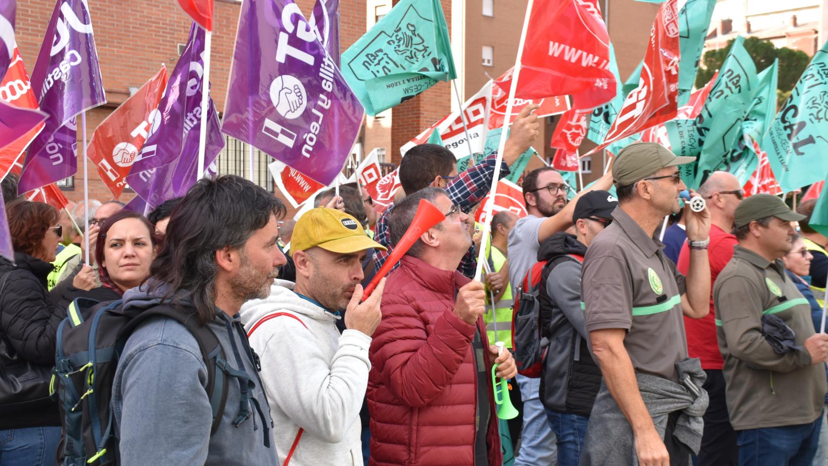 La concentración celebrada este martes frente a la Consejería de Medio Ambiente.