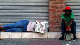 Dos indigentes en una calle de Murcia.