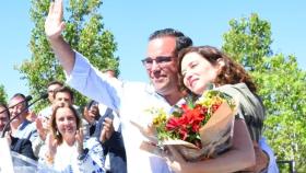 El alcalde de Boadilla del Monte, Javier Úbeda, junto a Isabel Díaz Ayuso.