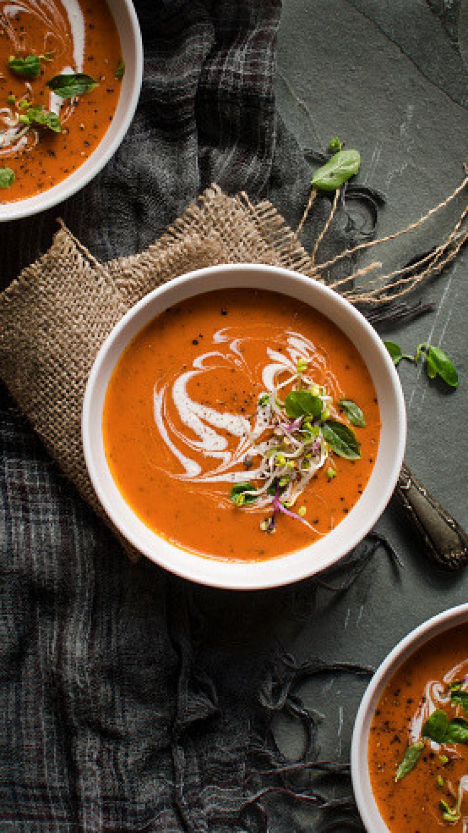 Crema otoñal de tomate y queso - 6 dientes de ajo